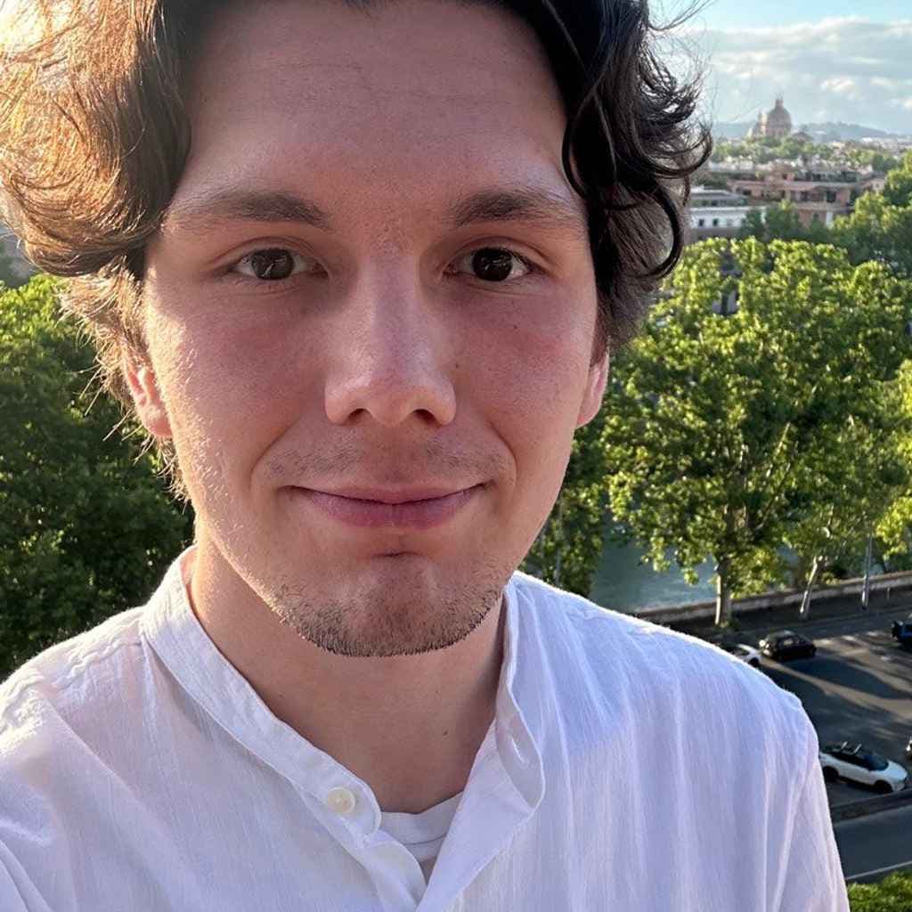 Влад Романов